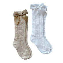 Load image into Gallery viewer, These knee high bow socks are made of 100% cotton. The socks come in a set of 2. Suitable for babies and toddlers. Dubai, Abu Dhabi, UAE.
