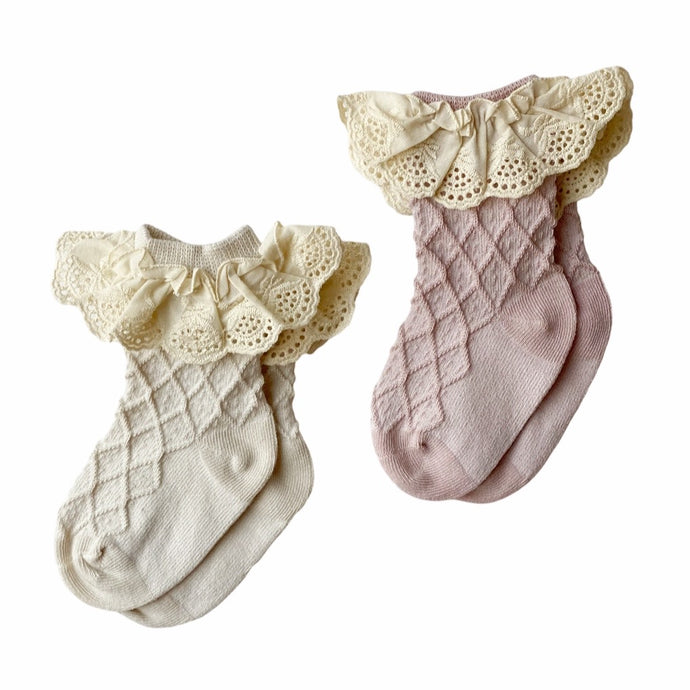 These frill socks are made of cotton with stretchable nylon and spandex. The socks come in a set of 2. Suitable for babies and toddlers. Dubai, Abu Dhabi, UAE.