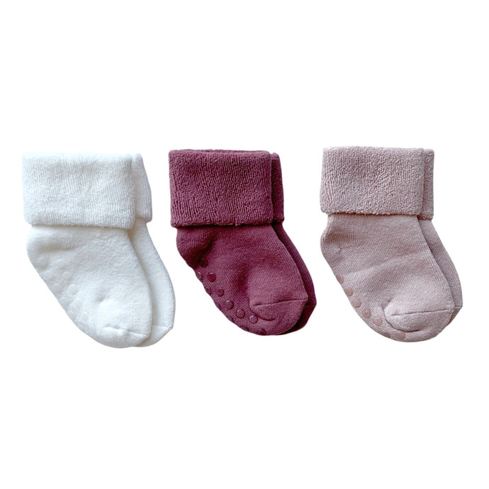 These non-slip socks are made of cotton with stretchable polyamide and spandex. The socks have non-slip soles which ensure no slipping or sliding. The set includes 3 pairs and there are two different sets available in cute colours. These socks are a must-have for an active baby boss or a toddler! Dubai, Abu Dhabi, UAE